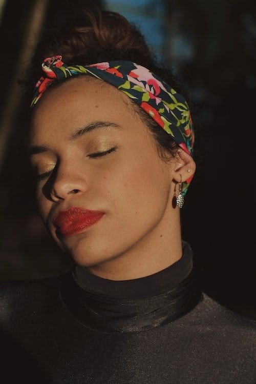 Comment porter le bandeau cheveux avec style et créativité en 2021 ?