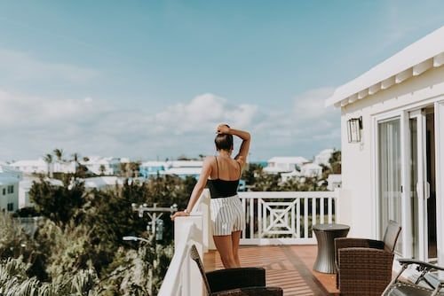 Style bermuda : Laissez-vous séduire par cette tendance mode cet été !